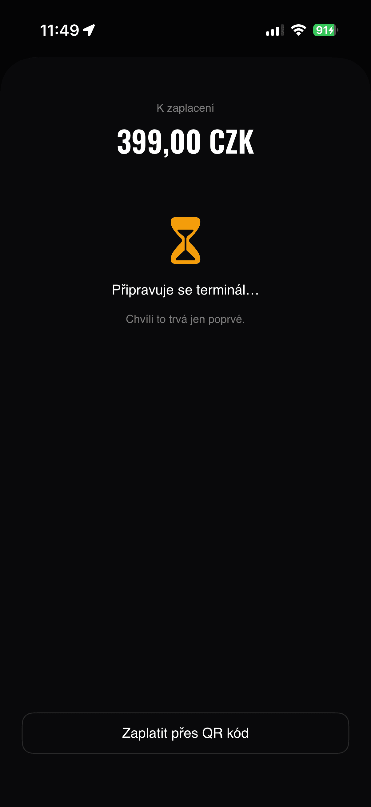Obrazovka placení kartou v telefonu — částka k zaplacení a příprava terminálu